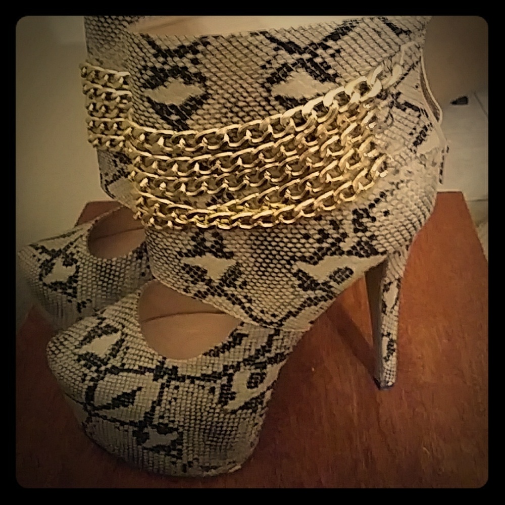 Sexy gold chain stilettos